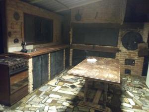 Al lado في قرطبة: مطبخ قديم مع طاولة وموقد