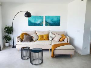 Ein Sitzbereich in der Unterkunft Seashore House " Es tamarells"