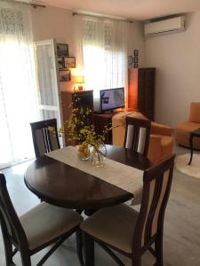 TV a/nebo společenská místnost v ubytování Apartman Igalo Centar + 13 fotografií