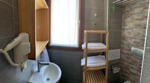 Kamar mandi di Mitos Hotel