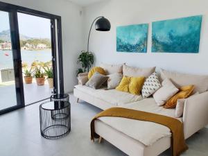 Ein Sitzbereich in der Unterkunft Seashore House " Es tamarells"