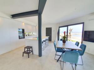 eine Küche und ein Esszimmer mit Tisch und Stühlen in der Unterkunft Seashore House " Es tamarells" in Alcúdia