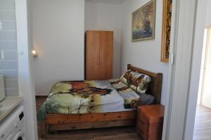 een kleine slaapkamer met een bed met een houten frame bij Vastu Dead Sea apartment in Arad