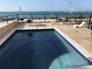 Bazén v ubytování 501 Lindo Flat mobiliado com VISTA TOTAL MAR na Praia de Iracema nebo v jeho okolí
