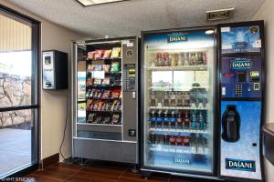 dos máquinas de soda en una tienda con bebidas en Red Roof Inn Michigan City, en Michigan City