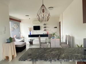 sala de estar con mesa y sofá en APARTAMENTO CENTRICO, CÓMODO y DE LUJO, en Santa Cruz de la Sierra