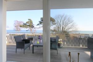 Gallery image of F-1072 Haus am Strand FeWo 05 strandnah, Dachterrasse, Meerblick in Juliusruh