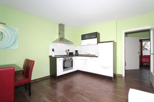 Kuchyň nebo kuchyňský kout v ubytování F-1072 Haus am Strand FeWo 03 strandnah, Balkon, Meerblick