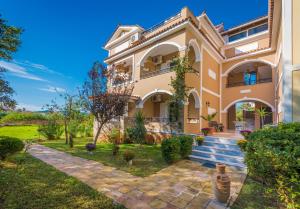una imagen de una casa con jardín en Mavra Elegant Apartments, en Zakynthos