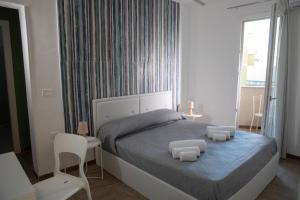 - une chambre avec un lit et 2 serviettes dans l'établissement Largo Sicilia B&B, à Avola