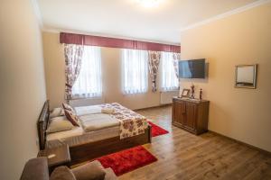 A bed or beds in a room at Toscana Apartman