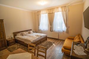 A bed or beds in a room at Toscana Apartman