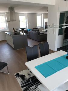 una cucina e un soggiorno con tavolo e sedie di Charakterhaus a Neulengbach