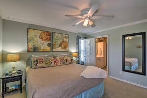 Ένα ή περισσότερα κρεβάτια σε δωμάτιο στο Coastal Pet-Friendly Home, Walk to Galveston Beach
