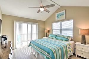 Een bed of bedden in een kamer bij Beachfront Galveston Oasis Balconies, Ocean View!