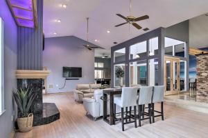 SeminoleにあるHuge Home with Pool Table Near St Pete Beach!のリビングルーム(暖炉、テーブル、白い椅子付)