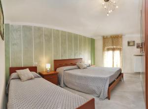 A bed or beds in a room at Flower Apartments
