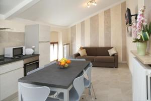 A kitchen or kitchenette at Flower Apartments