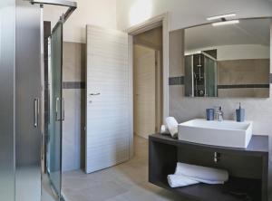 A bathroom at Flower Apartments Még 37 kép