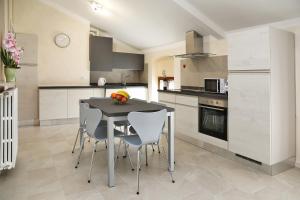 A kitchen or kitchenette at Flower Apartments