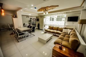 a living room with a couch and a dining room at Rosa Therapy Butik Otel in Isparta