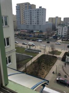 uma vista para um parque de estacionamento a partir de um edifício em Apartment next Metro - Adults Only em Varsóvia