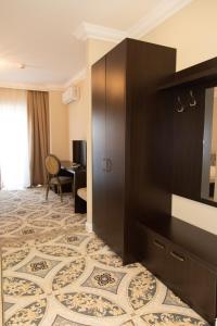 um quarto de hotel com um quarto em Hotel Palace Severin em Drobeta-Turnu Severin