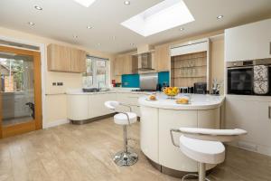 Central Windsor Stunning 4 Bedroom Spacious Modern House