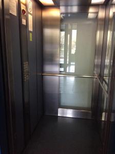 um elevador num edifício com uma porta de vidro em Apartment next Metro - Adults Only em Varsóvia