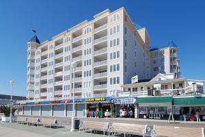 un grande edificio bianco con panchine di fronte di Belmont Towers I a Ocean City Altre 7 foto