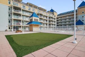 un grande condominio con un prato verde davanti di Belmont Towers I a Ocean City