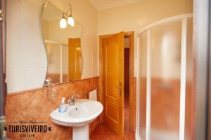 Koupelna v ubytování Casa en la playa de Area con finca privada + 20 fotografií