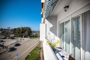 einen Balkon eines Gebäudes mit Straßenblick in der Unterkunft La Musica in Zadar