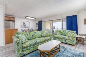 un soggiorno con un divano e un tavolo di Calypso a Ocean City