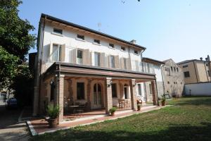 a large white building with a balcony on a yard at Il Giardino Del Conte Custoza in Marmirolo