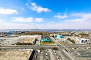 eine Luftansicht eines Parkplatzes mit Meerblick im Hintergrund in der Unterkunft Century 2 in Ocean City