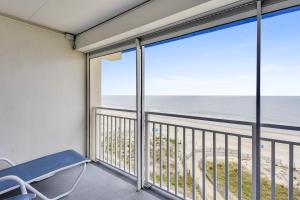 Habitación con balcón con vistas al océano. en Mooring, en Ocean City