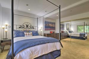 Säng eller sängar i ett rum på Designer Apartment Less Than 1 Mile to Downtown San Rafael