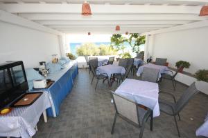 TV a/nebo společenská místnost v ubytování Cyclades Beach