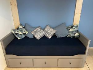 łóżko z poduszkami w pokoju w obiekcie Les pieds dans l eau w mieście Erpion