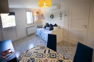 sala de estar con cama y mesa con sillas en DilettaAnna Luxury apartment en Tropea