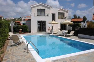Bazén v ubytování Platzia Beach Villas nebo v jeho okolí