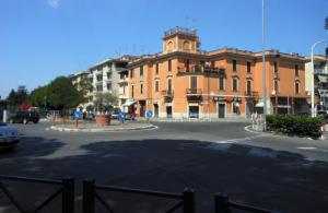 um grande edifício com um parque de estacionamento em frente em FLATS 15 - New Opening em Roma