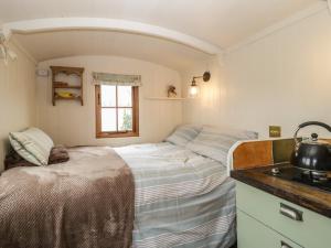 sypialnia z 2 łóżkami pojedynczymi w pokoju w obiekcie Keets at Middle Acre w mieście Dorchester