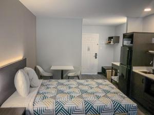 a small room with a bed and a kitchen at Studio 6 San Angelo, Tx in San Angelo