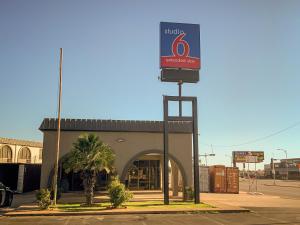 uma loja com uma placa em frente a um edifício em Studio 6 San Angelo, Tx em San Angelo