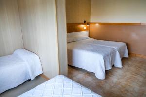 Postel nebo postele na pokoji v ubytování Hotel Ría de Suances