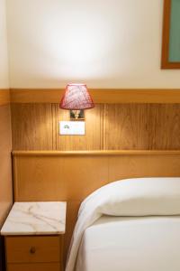 Postel nebo postele na pokoji v ubytování Hotel Ría de Suances