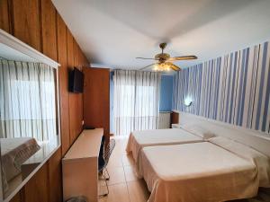 Postel nebo postele na pokoji v ubytování Hotel Ría de Suances