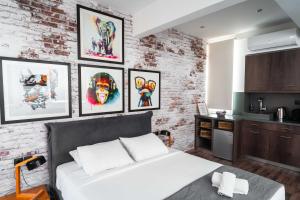 Un ou plusieurs lits dans un hébergement de l'établissement The Athens Version Luxury Suites